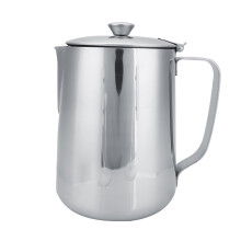 Lattiera per montare il latte, in acciaio inox con manico ergonomico, ideale per la decorazione del caffè latte in ambienti commerciali e domestici.