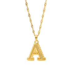 Collier à chaîne ajustable avec initiale plaquée or, finition polie et imperméable, pendentif lettre couronne, sans nickel ni plomb.