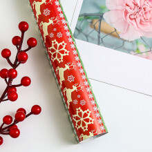 Kerstcadeaupapier met sneeuwvlokken, ruitjespatroon, vrachtwagen en kerstboom.