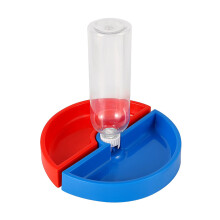 Distributore d'acqua per animali domestici con ciotola in acciaio inox, abbeveratoio a gravità e materiali adatti agli animali, design senza spina