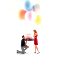 Delicate 1:64 Resin Miniature People-Marriage Proposal fo