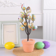 Påskeeggtrepotte med fargerike miniegg