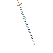 Freundliche Windspiele aus Seeglas mit Holzdetails für