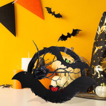 Halloweenský věnec s umělými uschlými révami a netopýry