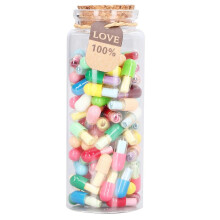 100 cápsulas con mensajes, frasco de vidrio, pastillas de colores surtidos, papel en blanco para escribir