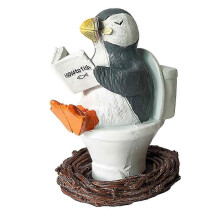 Witzige Pinguinfigur aus Kunstharz, die auf der Toilette ein Buch liest – Lustige Badezimmerdekoration,