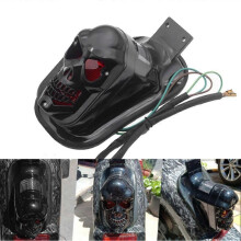 Motorfiets achterlicht met doodskop, knipperlicht, remlicht, kentekenplaatverlichting, achterlicht,