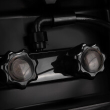 Buitendoucheset voor campers en caravans met instelbare warm- en koudwateraansluiting, slangvergrendeling en sleutels.