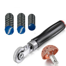 32-delige bandenreparatieset, inclusief bandenroller met bufferwiel en bandenreparatiepatches.