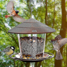 Duurzame vogelvoederbak voor buiten met ophangsysteem in klassieke bruine uitvoering.