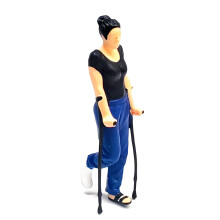 Hochdetaillierte Harz-Miniaturfiguren im-Mädchen auf Krücken