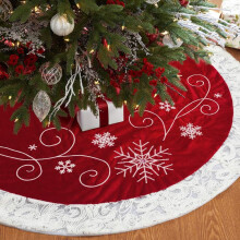 Elegante Weihnachtsbaumdecke, luxuriöser roter und goldener Samt mit Paillettenstickerei, perfekt für alle Baumgrößen.