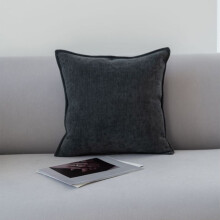 Czarna poduszka podtrzymująca odcinek lędźwiowy kręgosłupa, 45x15x45 cm, poliestrowa sofa