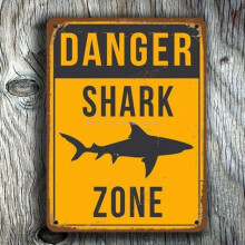 Vintage Shark Zone plåtskylt 20x30 cm