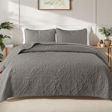 Sengetøysett med queen size-seng og 2 puter