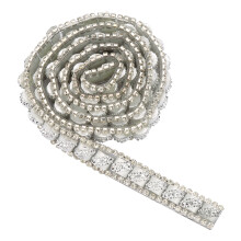Ruban adhésif thermocollant à strass, brillant et attrayant, idéal pour les projets de couture et de loisirs créatifs. Durable et résistant à