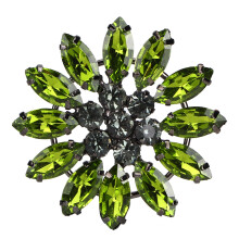 Broche de revers en strass scintillants, accessoire de mariage aux couleurs éclatantes. Motif floral exquis. Matériau brillant et résistant.