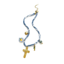 Collier de cordon en tissu contemporain avec-collier croix dorée