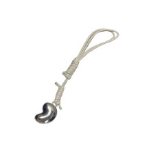 Handgefertigter Cashew-Schlüsselanhänger aus Leder mit-Weiß