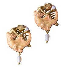 Fille tenant des perles boucles d'oreilles en alliage Texture