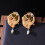 Fille tenant des perles boucles d'oreilles en alliage Texture 5
