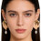 Fille tenant des perles boucles d'oreilles en alliage Texture 7