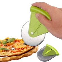 Cortador de pizza con forma de rueda, acero inoxidable, color verde.