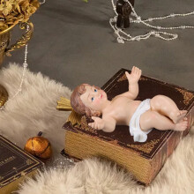 Set di statuine in resina raffiguranti Gesù Bambino nella mangiatoia per il presepe.