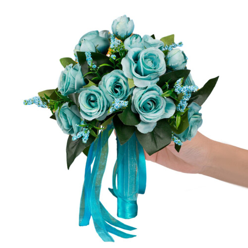 Buquê de noiva com rosas artificiais de seda e eucalipto.