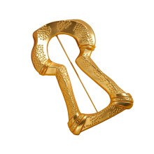 Broche en alliage métallique avec trou de serrure ajouré,