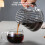 Cafetera de vidrio gris a rayas con tapa de madera. 4