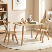 Kinderset met houten tafel en 2 stoelen met spijlenrug