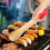 Pinze da barbecue in legno per servire pane e bistecche 3