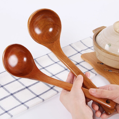 Suppenkelle aus Holz mit langem Griff 2
