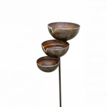 Decoratieve tuinpaal met antieke bronzen schalen en