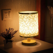 Abajur de mesa LED com base de madeira e cúpula de tecido bege.