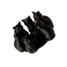 Cartoon-Katzen wärmen ihre Pfoten. Niedliche