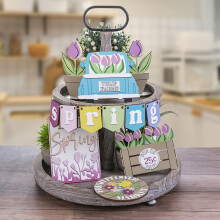 Plateau à étages en bois rustique décoré de tulipes printanières