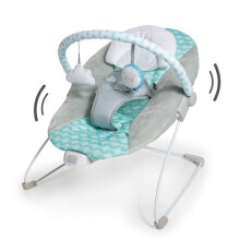 INGENUITY Transat Baby Wolken Goji, Beruhigende Vibrationen, Spielbogen mit 2 Plüschtieren, Abnehmbares Kopfpolster, Babygeschenk