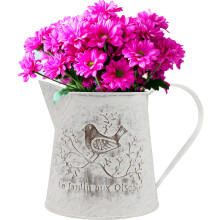 Jarra de metal pequena estilo shabby chic com design vintage, ideal para decoração rústica em qualquer ambiente.