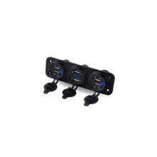 Dubbele USB-poort in de auto, aansluiting voor sigarettenaansteker en 12V-oplader met adapter.