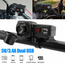 Waterdichte motorfietsstuurlader met dubbele USB-aansluiting voor telefoon en sigarettenaansteker.