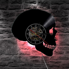Handgeschnitzte Totenkopf-LED-Wanduhr