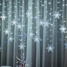 (UK-Stecker, Kaltweiß) Weihnachtliche Lichterkette mit Schneeflocken-LEDs für Fensterdekoration und