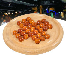 Houten solitaire bordspel met knikkers, educatief klassiek en leuk speelgoed voor kinderen.