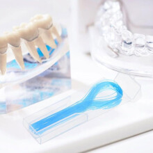 Balenie 150 dentálnych nití na dôkladné čistenie ortodontických aparátov