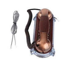 Antieke retro wandtelefoon met snoer, vaste telefoon, modieuze telefoon, rood koper