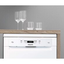 Hotpoint HFC 3C26 W C UK Freestanding Standard Dishwasher 14 Place Settings
