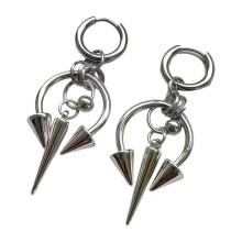 Bequeme Gothic-Nietenohrringe aus Edelstahl mit Nietendetails