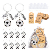 Set van 10 sleutelhangers met voetbalthema en voetbalschoenen en